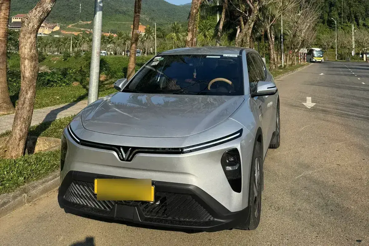 Xe ô tô sedan đời mới phục vụ doanh nhân công tác tại trung tâm