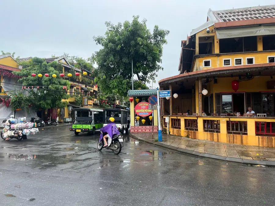 Bến xe điện du lịch trung chuyển khách thuận tiện tại khu vực chợ đêm