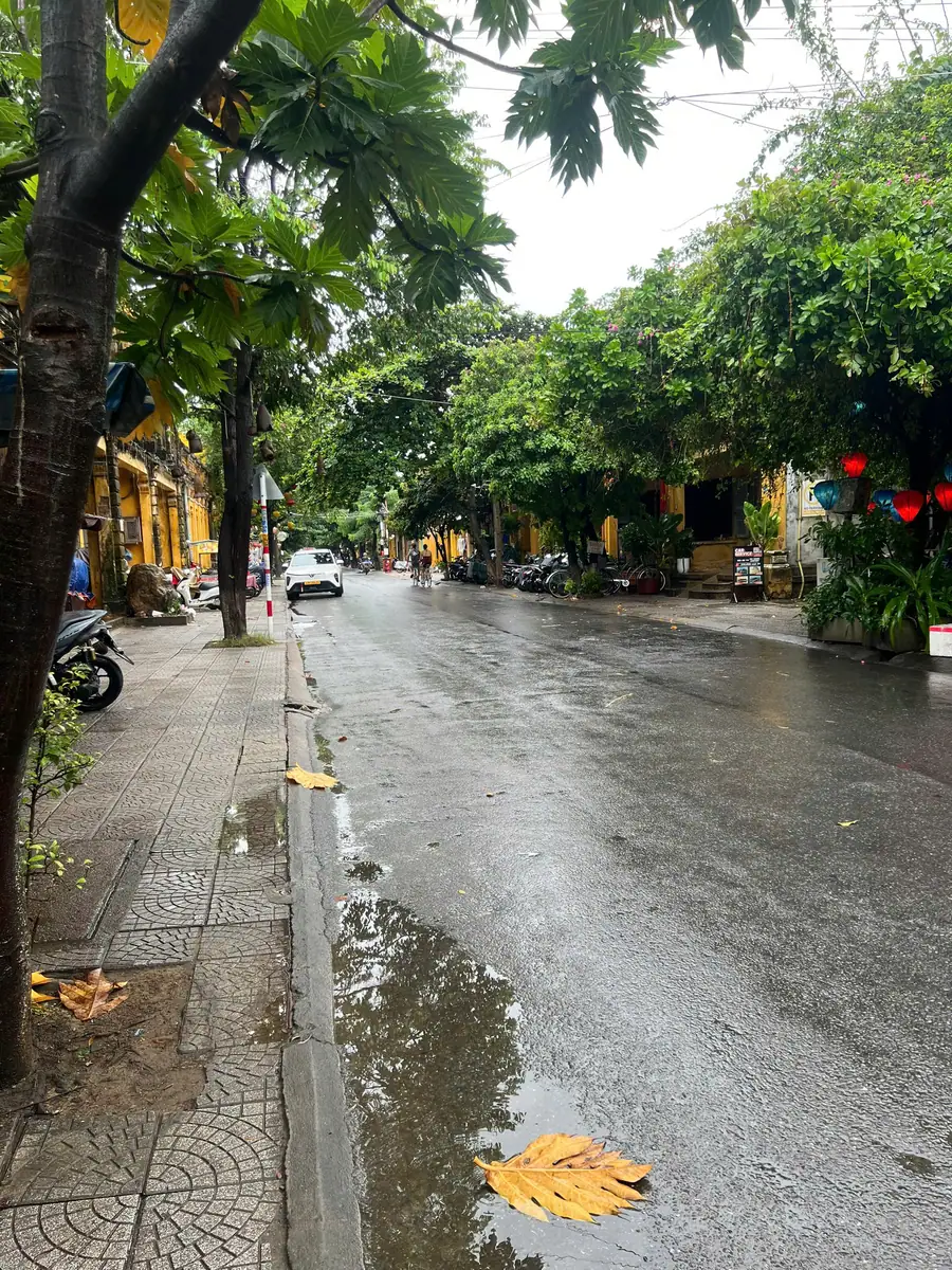 Đường phố Hội An vắng lặng và thanh bình trong một chiều mưa dông