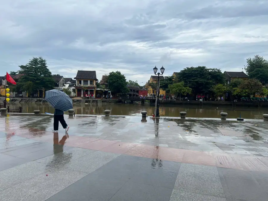 Góc nhìn Chùa Cầu và bờ sông Hoài tĩnh lặng trong những ngày mưa cuối năm