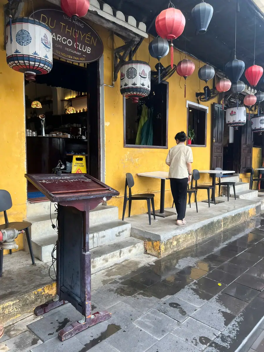 Nhà hàng Du Thuyền Cargo Club bên đường Nguyễn Thái Học với đèn lồng ấm cúng ngày mưa