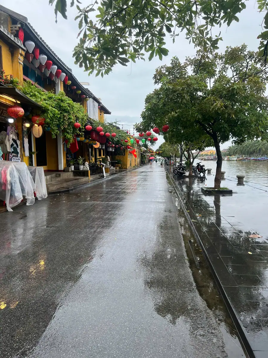 Mặt nước sông Hoài mùa mưa dâng cao sát mép đường đi bộ Bạch Đằng