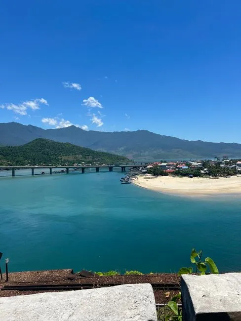 Bờ biển Lăng Cô và cảnh sắc đồi núi thơ mộng