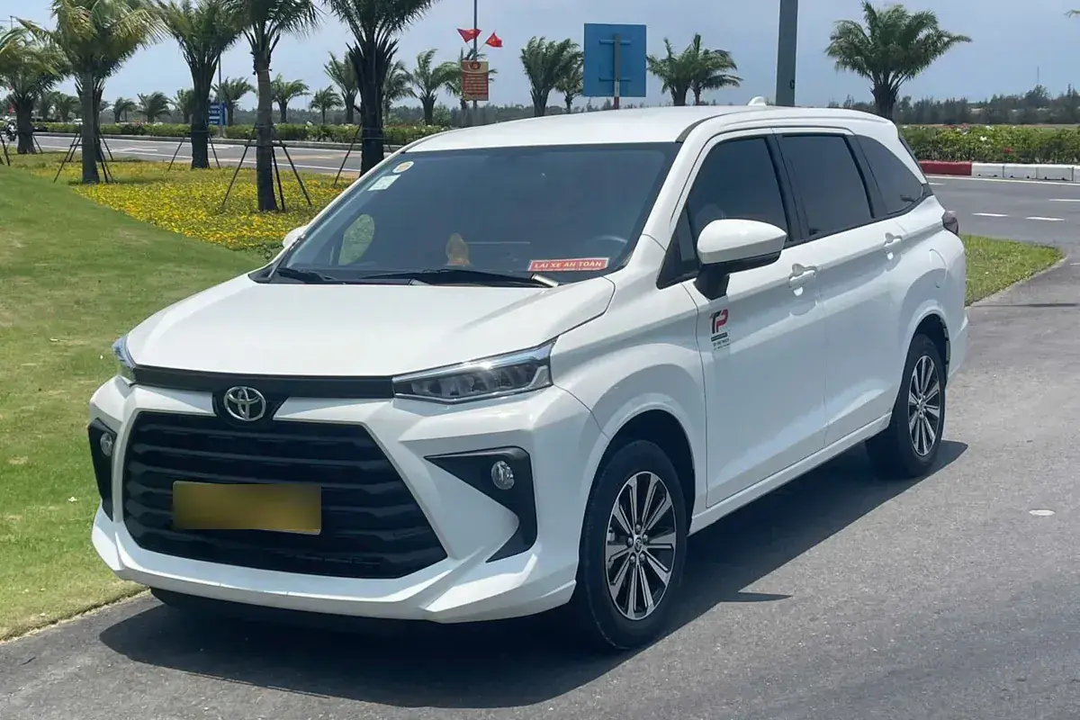 Sedan trên đường Hội An