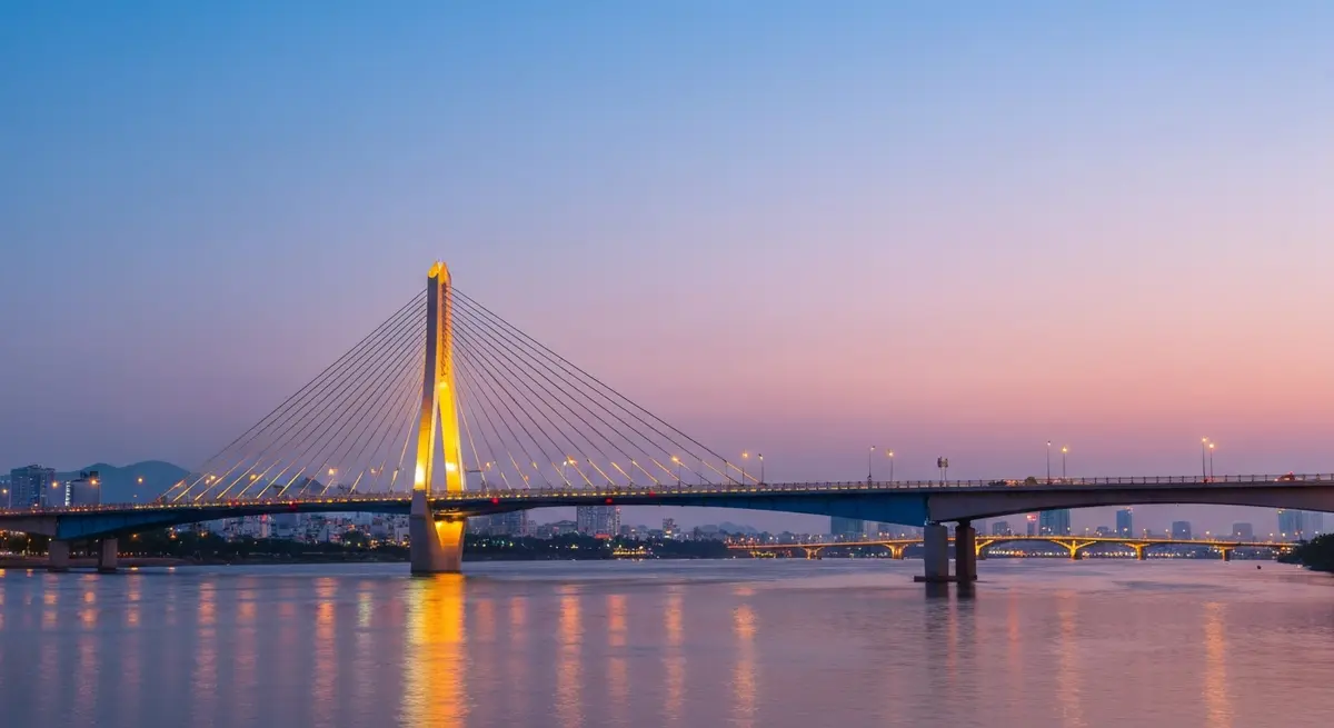 Cầu Nguyễn Tri Phương Đà Nẵng nhìn từ bờ sông Hàn với ánh đèn đêm và cầu Rồng phía xa, khám phá các cây cầu đẹp Đà Nẵng