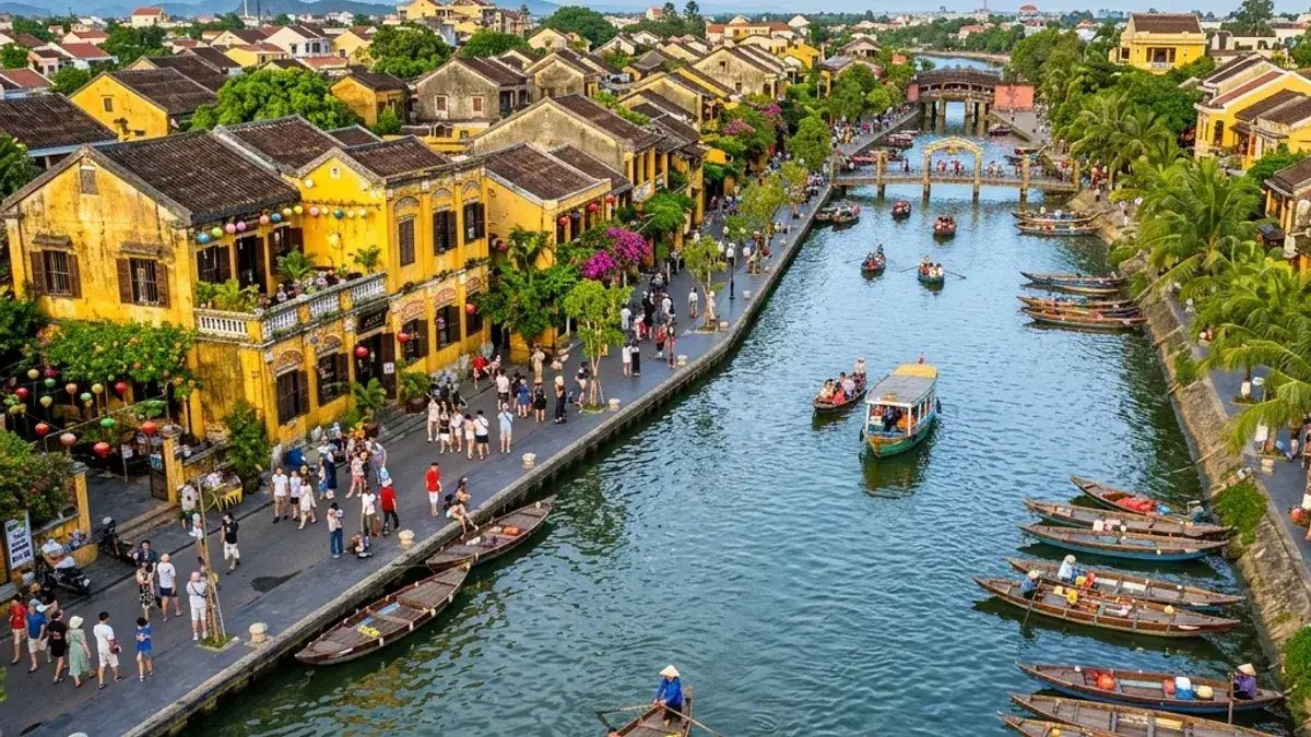 Phố cổ Hội An lung linh ánh đèn lồng về đêm