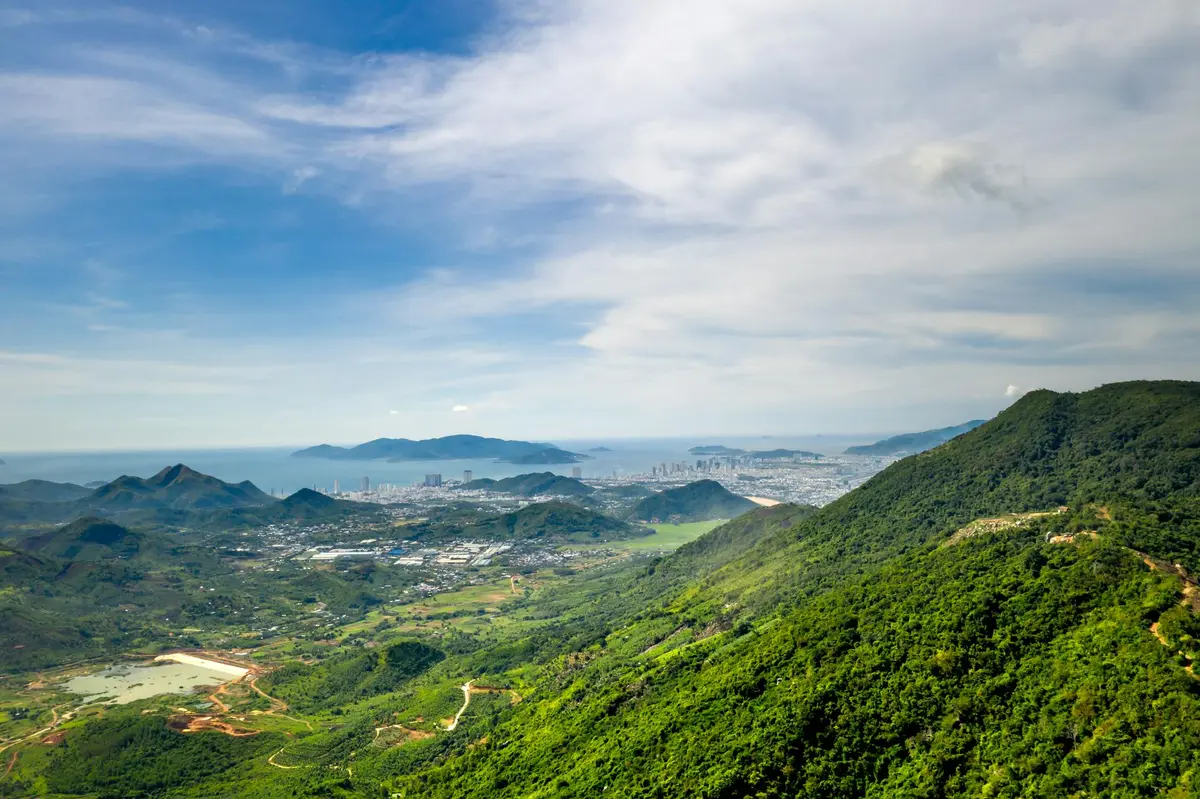 Cung đường ven biển với hàng dừa xanh