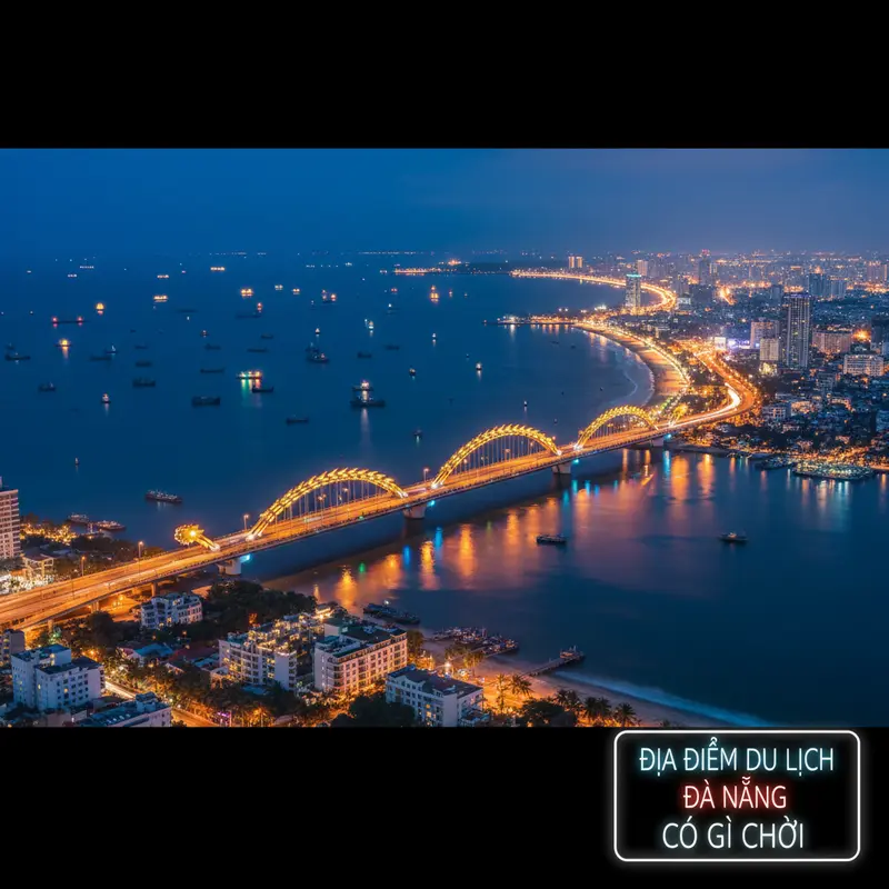 Toàn cảnh thành phố Đà Nẵng nhìn từ trên cao vào ban đêm với cầu Rồng thắp sáng rực rỡ, bãi biển Mỹ Khê lung linh ánh đèn, và vịnh Đà Nẵng xanh mướt phía xa – địa điểm du lịch Đà Nẵng có gì chơi