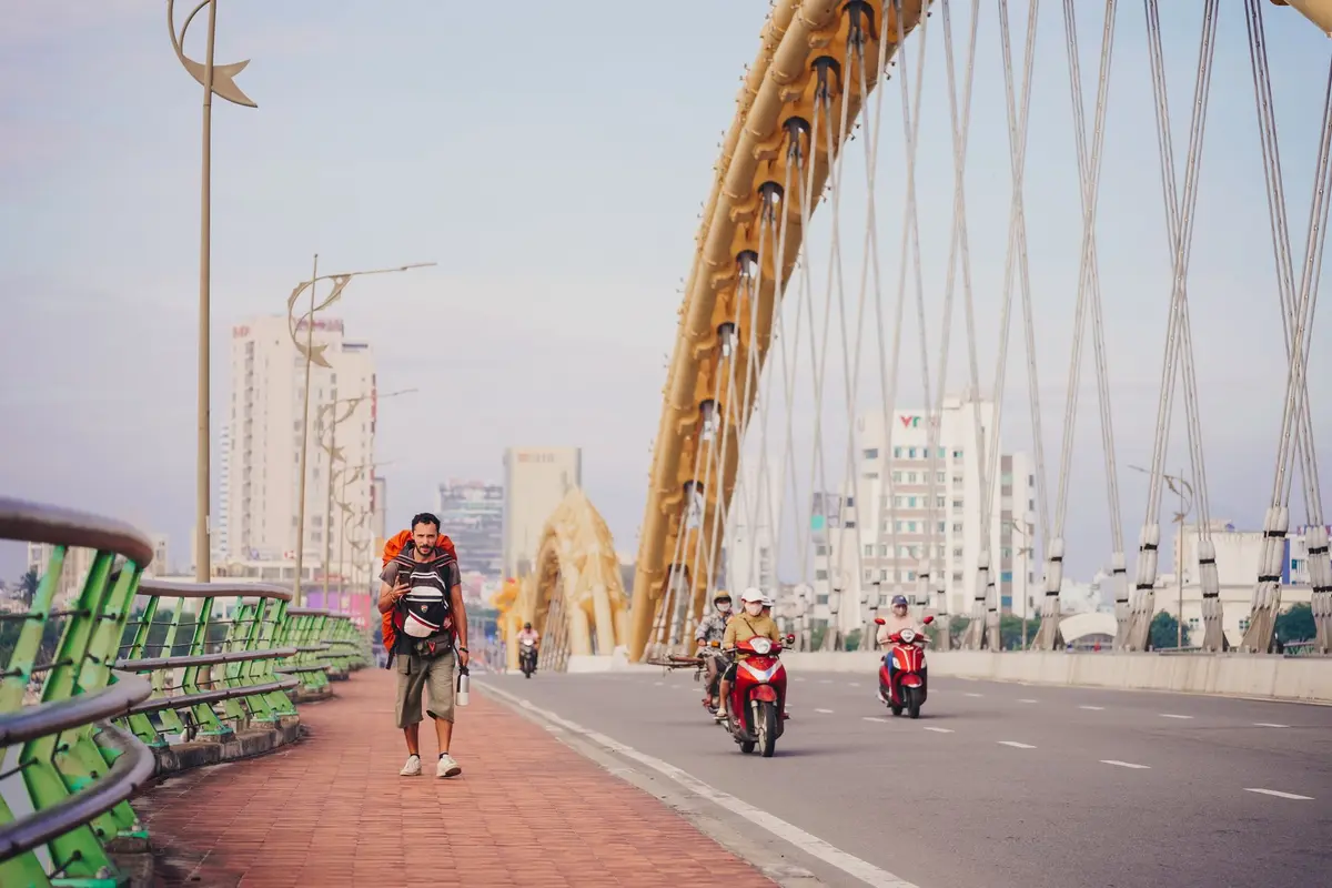 Chợ đêm Đà Nẵng với đồ ăn vặt và du khách