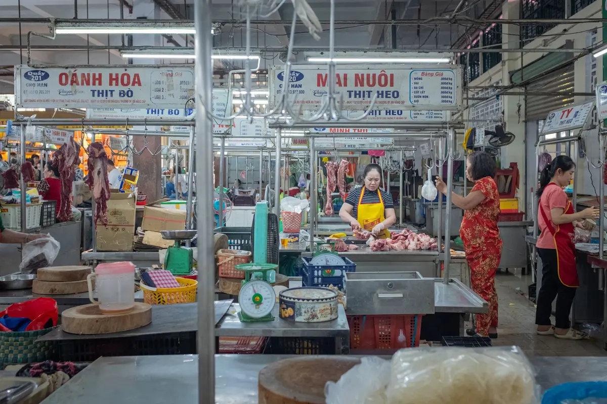 Du khách vui vẻ khám phá Đà Nẵng