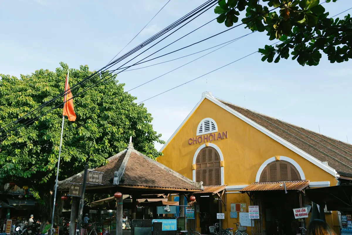 Hội An nắng vàng rực rỡ với đèn lồng và kiến trúc cổ