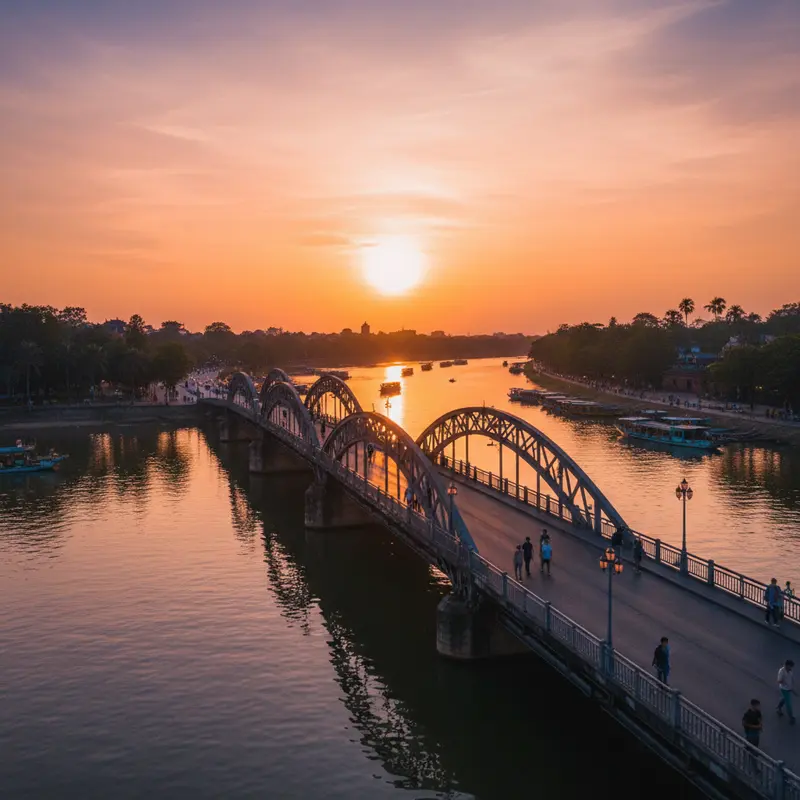 Cầu Trường Tiền Huế lúc hoàng hôn với ánh mặt trời vàng phản chiếu trên sông Hương, bóng người đi bộ trên cầu tạo nên khung cảnh lãng mạn đặc trưng của cố đô – địa điểm du lịch Huế không thể bỏ qua