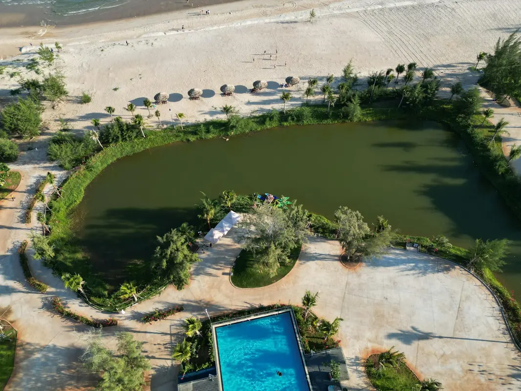Resort ven biển Đà Nẵng với hồ bơi và bãi biển xanh ngọc