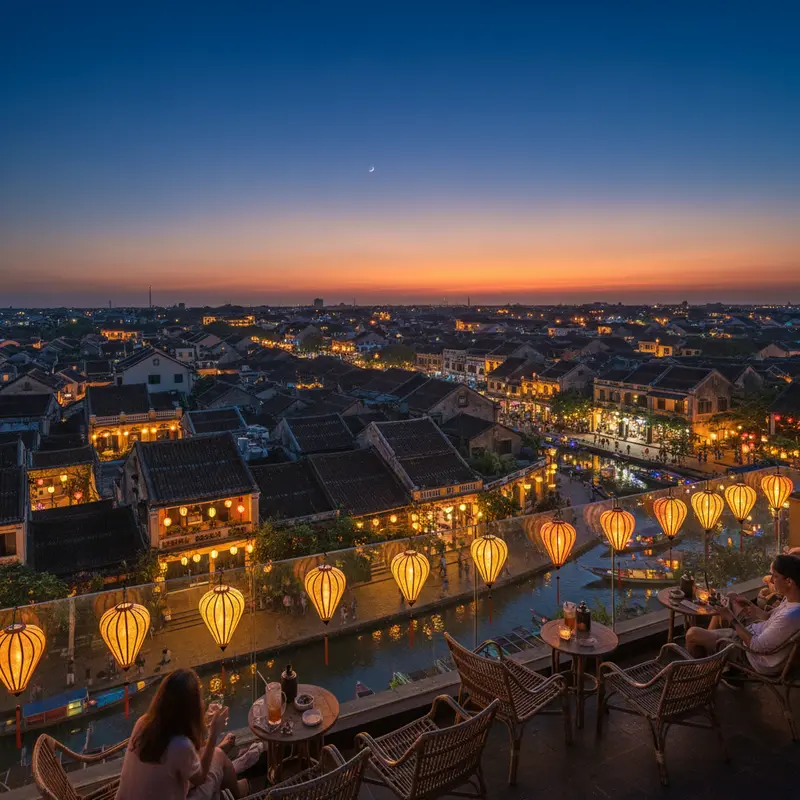 Rooftop quán cafe Hội An nhìn xuống toàn cảnh phố cổ với biển mái ngói rêu phong, đèn lồng thắp sáng vào buổi tối, ánh đèn vàng cam huyền ảo