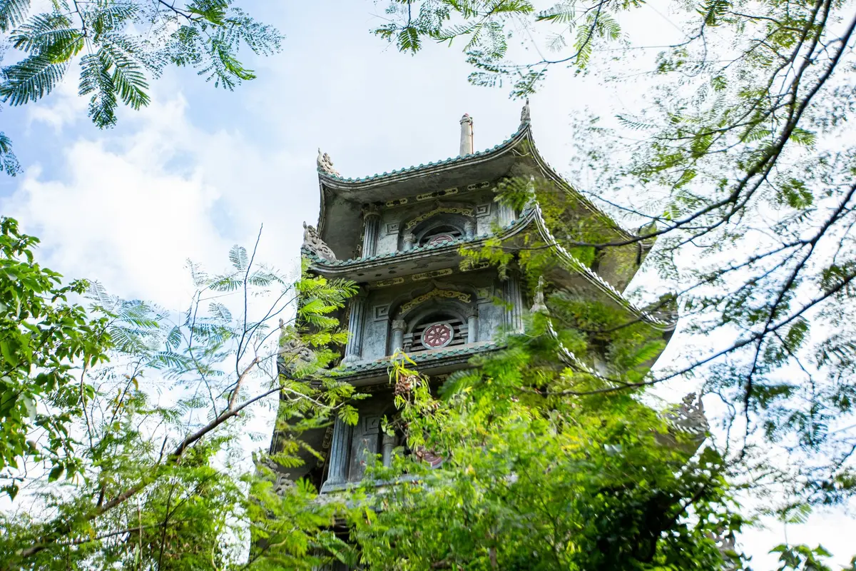 Hang động Ngũ Hành Sơn với ánh sáng tự nhiên chiếu qua vòm đá