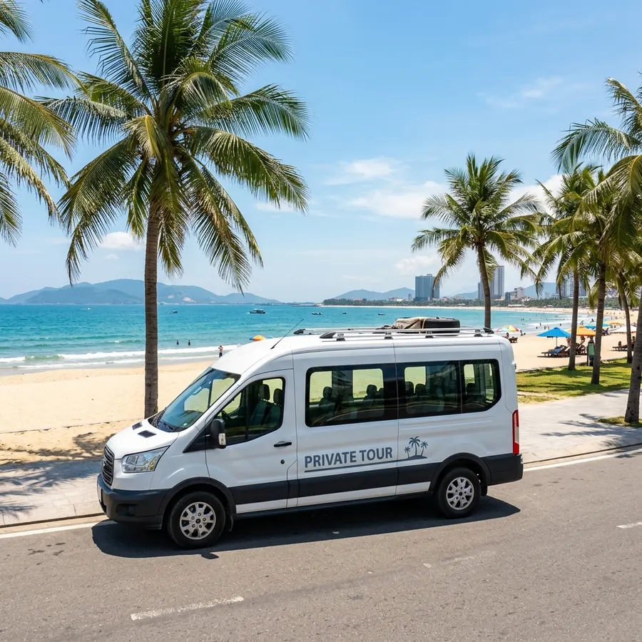 Xe 16 chỗ Ford Transit đỗ gần bãi biển Mỹ Khê Đà Nẵng