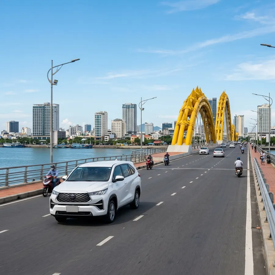 Xe Toyota Innova 7 chỗ chạy trên cầu Rồng Đà Nẵng