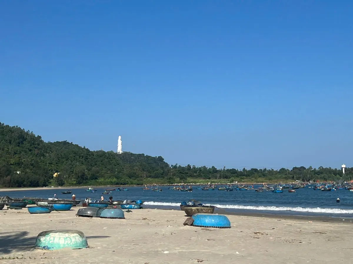 Bãi biển Đà Nẵng xanh ngắt