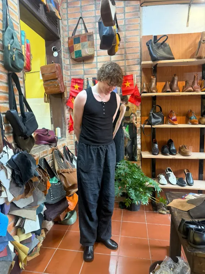 Bên trong shop da Hội An — da thật cao cấp